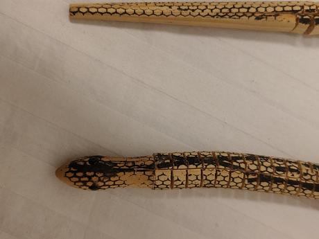Zberateľ vintage drevený had pyrografia rezbárstvo,