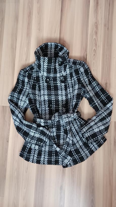 Čierno-biely krátky prechodný kabát, l