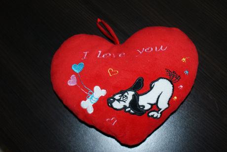Cerveny vankusik v tvare srdca i love you,