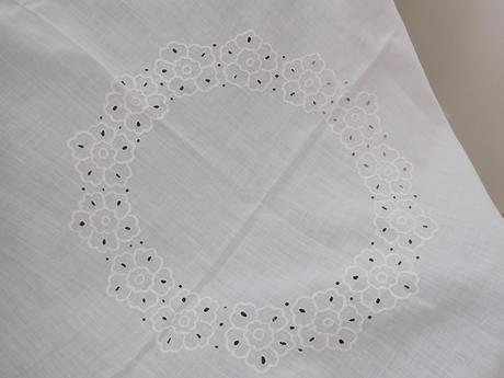 Obrus ručne vyšívaný biely,
