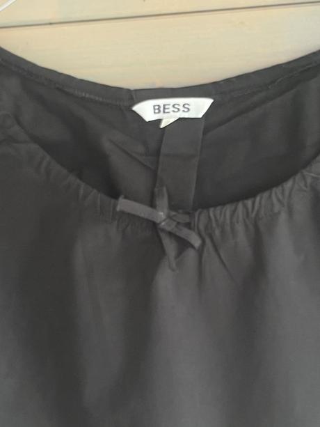 Chic čierny bavlnený top bess s odhaleným chrbtom, s