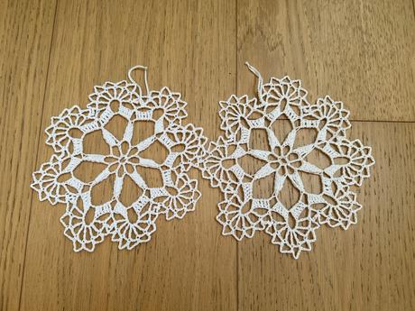 2 hačkované ozdoby,