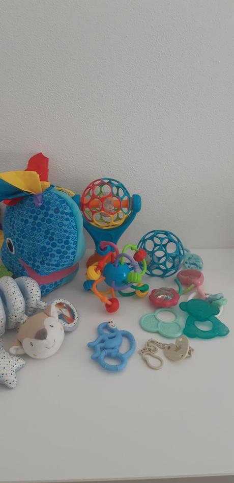 Silikónové hryzadlo matchstick monkey + hračky, 