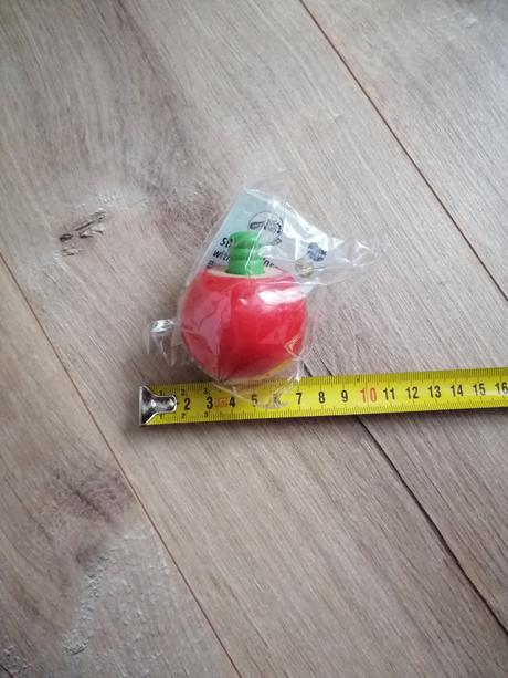 Jablko s červíkom antistresova hračka na stláčanie, 