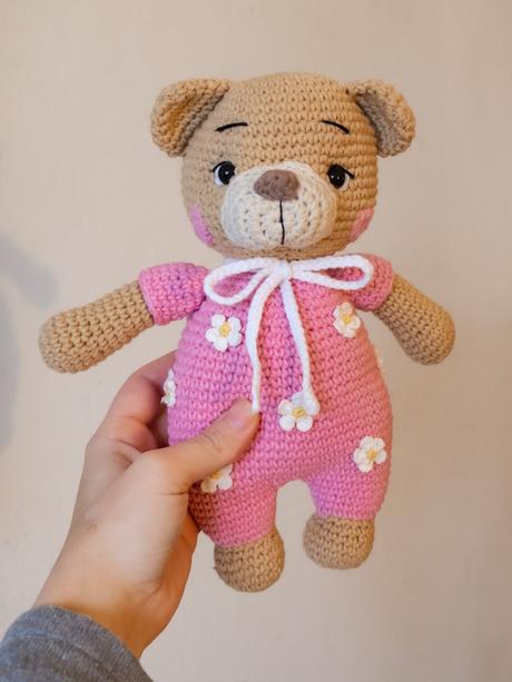 Háčkovaný medvedík v pyžamku,