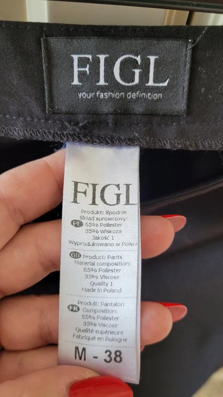 Čierne nohavice s pukmi, 38 / 42