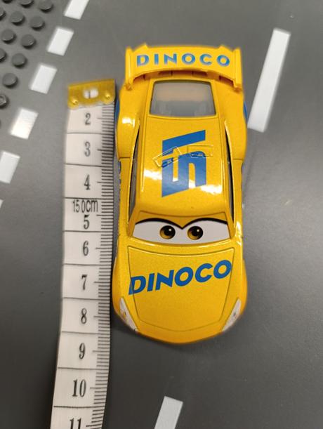 Autá cars,,cruz ramirez,, mcqueen, 