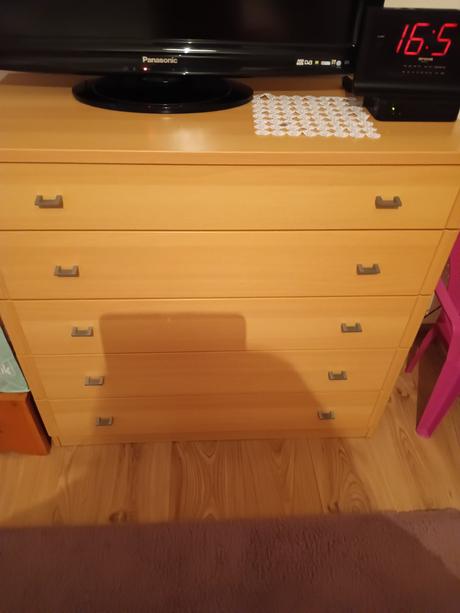 Predám skriňu rohovu  a komodu do spalne, 