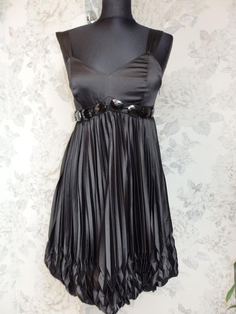 Kvalitne velmi pekne saty na slavnost, 36