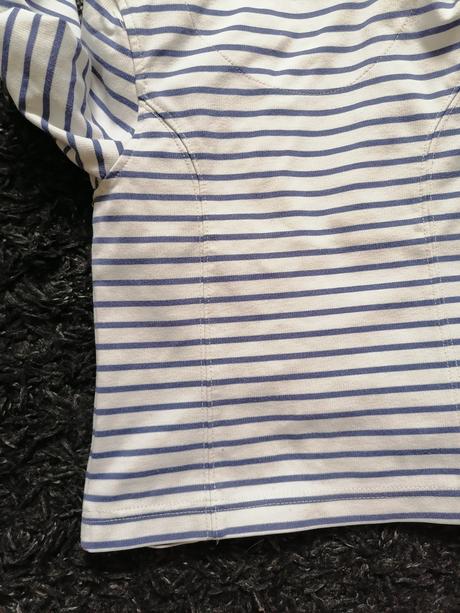 Bielo modré sako, 104