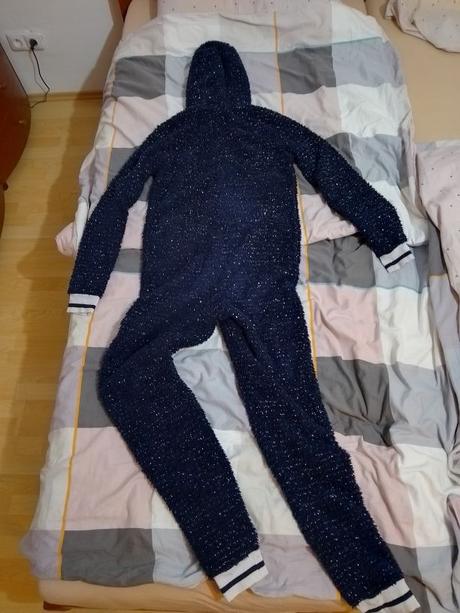 Pyžamový overal, 34