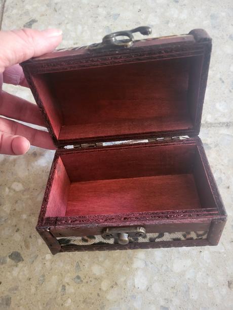 Šperkovnica leopardia nova, 