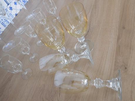 Sklenené poháre na nožičke, 