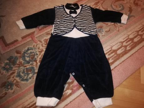 Zamatovy overal s motylikom, 80