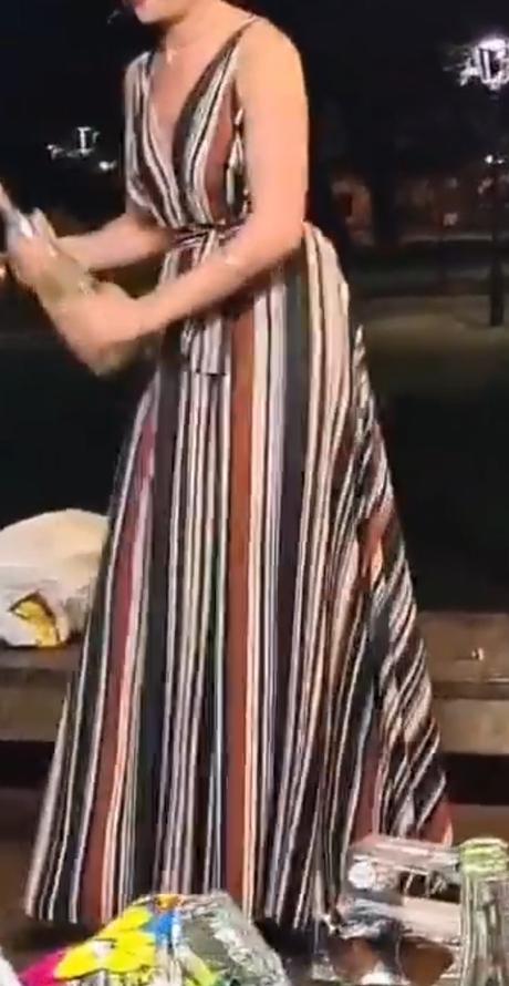 Šaty so zavezovanim na mnoho spôsobov, 