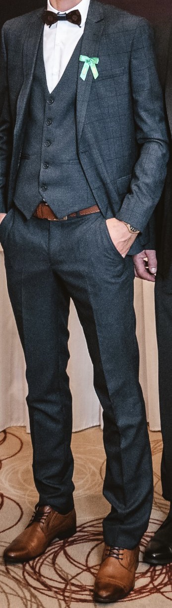 Tmavomodrý oblek s vestou pre mladého muza, m