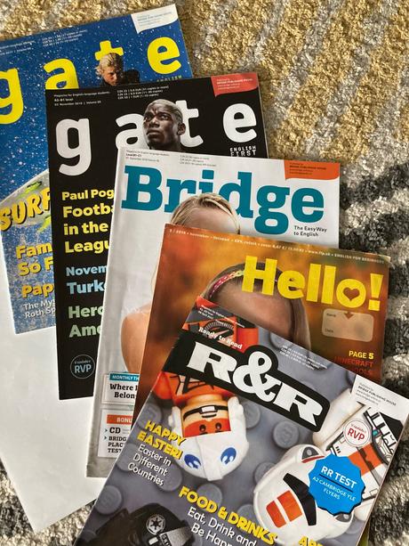 Mix anglických časopisov a mapa, 