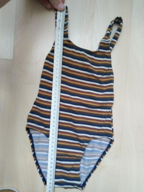 Jednodielne pásikavé plavky, 104