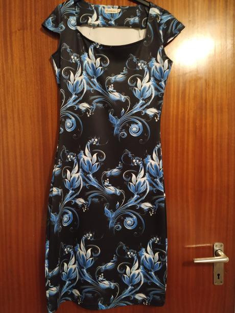 Šaty s modrými kvetmi, s