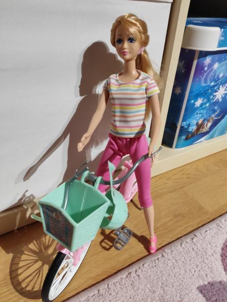 Bábika na bicykli, 