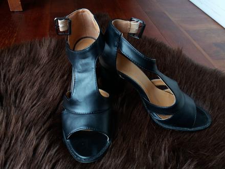 Sandalky na hrubom podpatku, 38