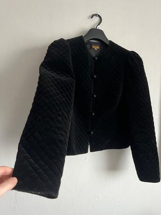 Krasny m vintage zamatovy kabat v historickom styl, m