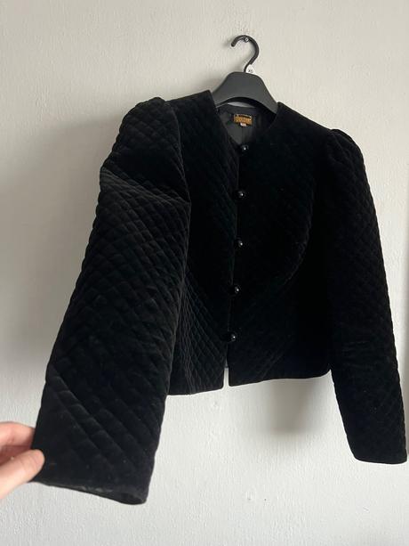 Krasny m vintage zamatovy kabat v historickom styl, m