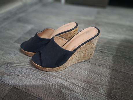 Slapky na platforme, 37