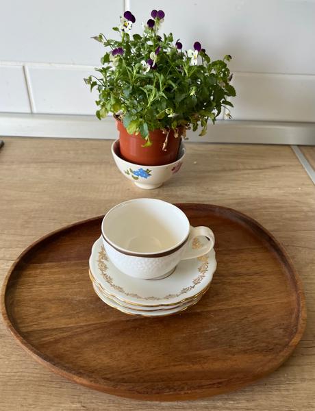 Malá porcelánová šálka a 3 malé tanieriky,