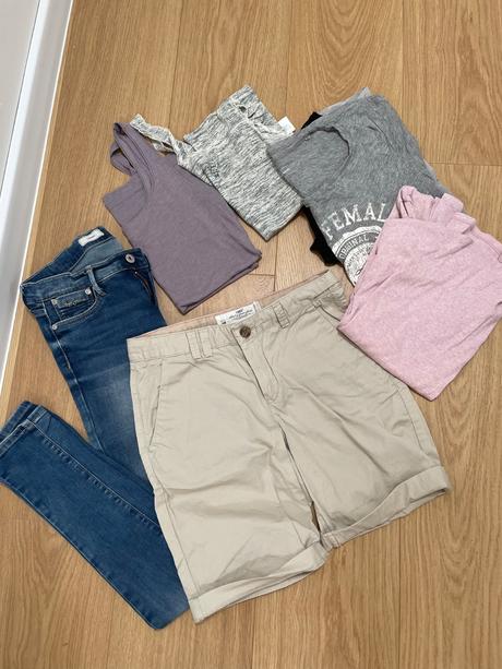 Balík oblečenia, s