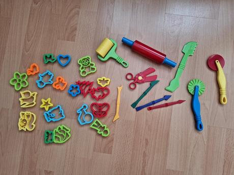 Modelovacie náradie a vykrajovačky na playdoh-30ks, 