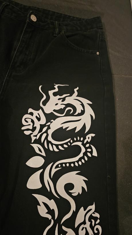 Rifle s vysokým pásom a bielou potlacou, m