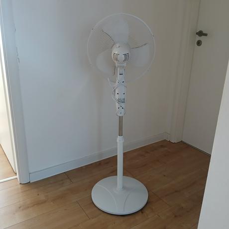 Biely stojanový ventilátor adler ad 7323b,