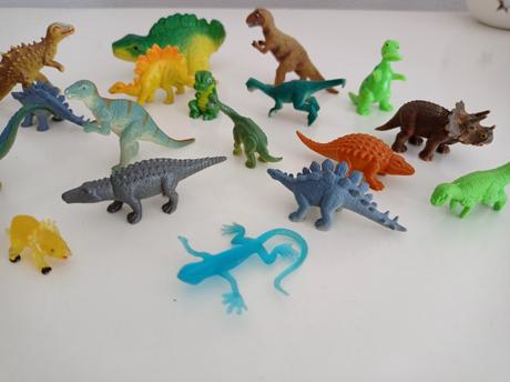 20 ks rozne mini vreckove-cestovne dinosaury,