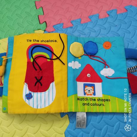 My first activity book látková kniha top stav,