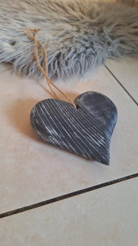 Drevené závesné srdce,