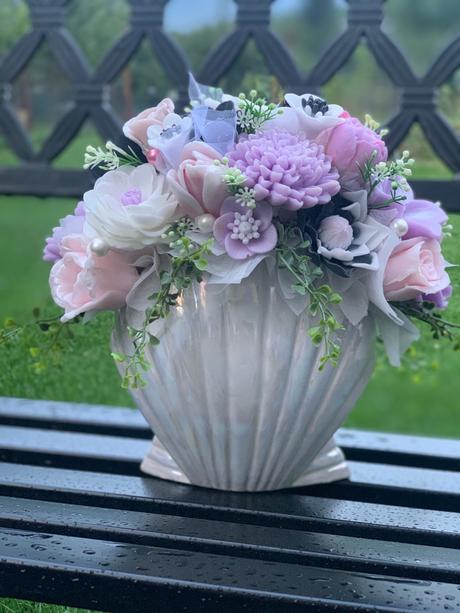 Mydlova kytica v mušli keramika, 