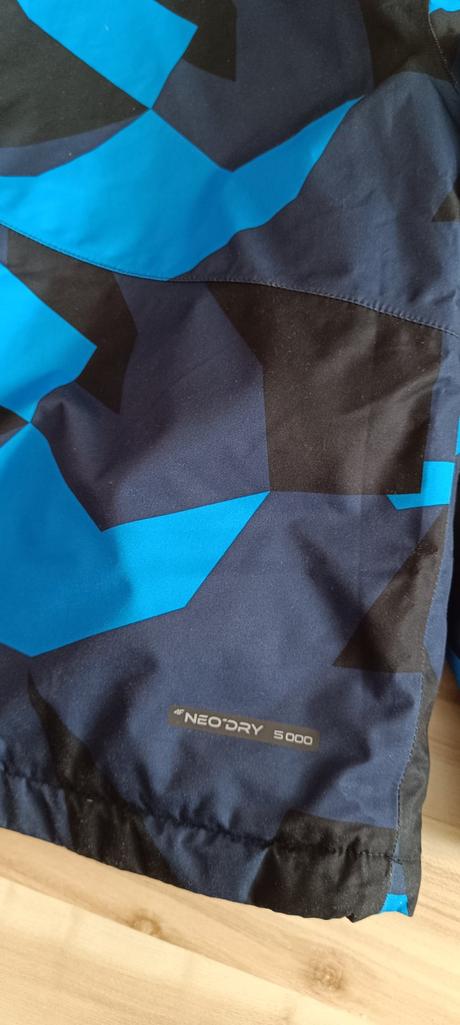 4f lyžiarska súprava bunda + oteplovaky, 146