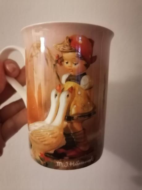Hrnček dievčatko s húskami od m. h. hummel od gobe, 