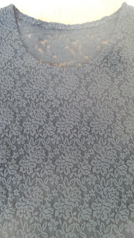 Čierne čipkové šaty, s