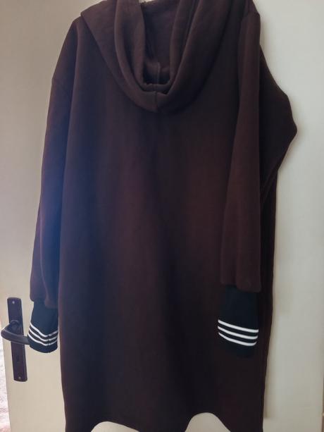 Dlhá hnedá mikina, 46