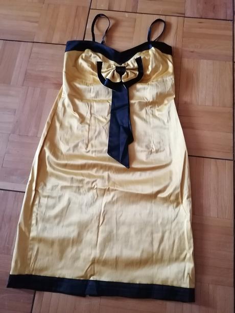 Žlté saténové šaty, 40