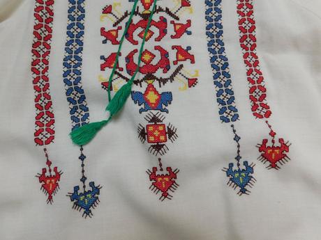 Velmi pekna folklorna bluzka ku kroju, 38