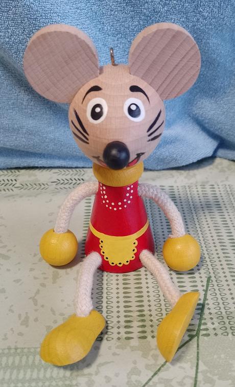 Drevená myška - červená na zavesenie, 12,5 cm,