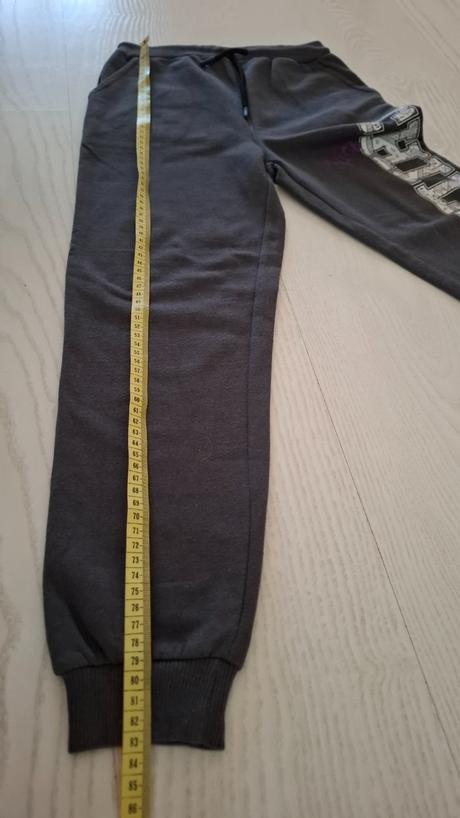 Tmavošedé tepláky, sinsay,140