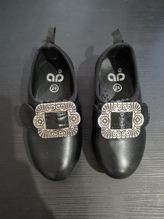 Čierne topánočky s prackou, 23