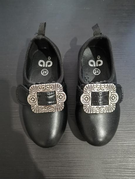 Čierne topánočky s prackou, 23