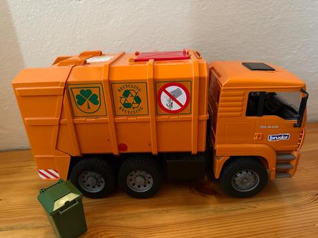 Bruder smetiarske auto, 