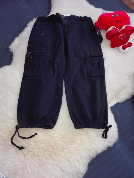 Čierne 3/4 kapsové nohavice, m