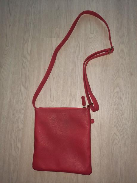 Červená crossbody kabelka, avon